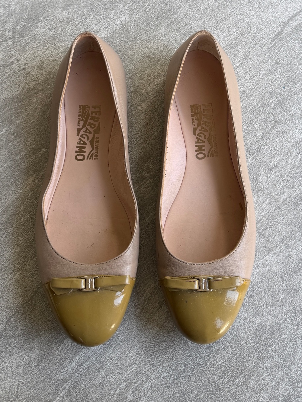 Salvatore Ferragamo Tan & cream ballet flats with gold accents sz 9 women’s